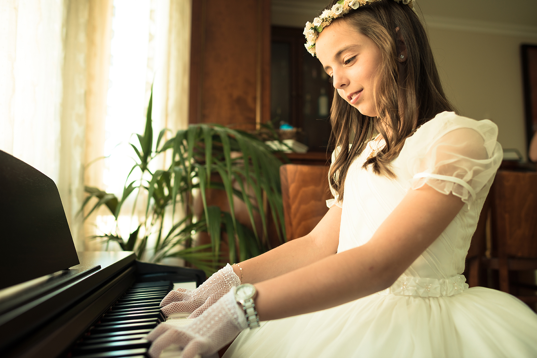 FOTOGRAFIA COMUNION NIÑA PIANO